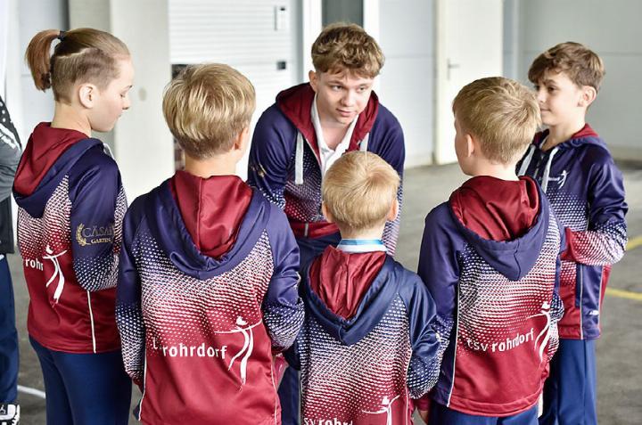 Die Nachwuchs-Kunstturner mit Trainer Louis Schraner. Foto: zVg