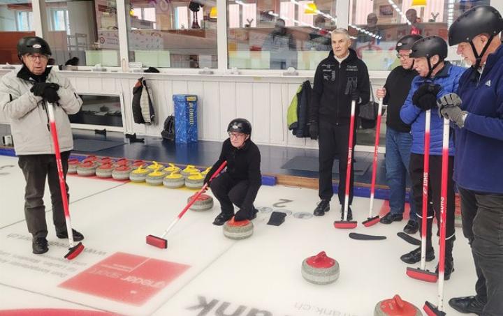 Die aktiven Do-Wa-ler beim Curling. Fotos: zVg