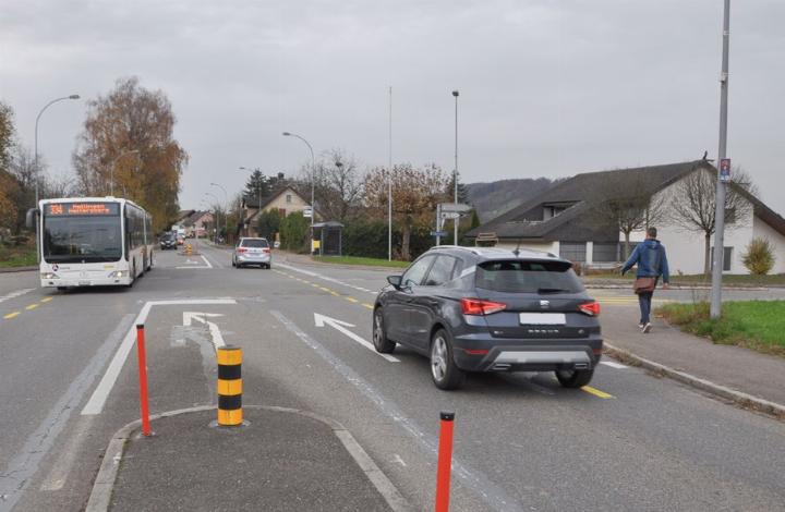 Bei einem Strassentausch soll die Hauptlast des Verkehrs von der Hauptstrasse auf die rechts abbiegende Industriestrasse umgelenkt werden. Foto: ml Bei einem Strassentausch soll die Hauptlast des Verkehrs von der Hauptstrasse auf die rechts abbiegende Industriestrasse umgelenkt werden. Foto: ml