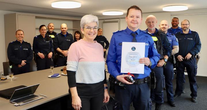 Frau Gemeindeammann Gisela Greder beförderte Repol-Chef a. i. Roger Lenherr vom Feldwebel zum Adjutanten. Sie überreichte ihm die Urkunde. Gratulationen folgten, angestossen wurde mit alkoholfreiem Schaumwein. Foto: dg
