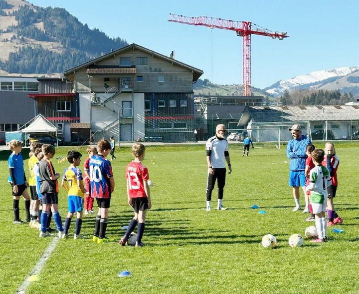 Für einmal eine andere Trainigskulisse: Der FC Tägerig in Frutigen. Foto: zVg
