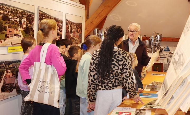 Lehrerin Nora Baass besuchte am Freitagmorgen mit ihrer Schulklasse das Ortsmuseum. Richard Irniger, Mitglied der Museumskommission, brachte ihnen die Geschichte des Dorfes näher. Fotos: dg