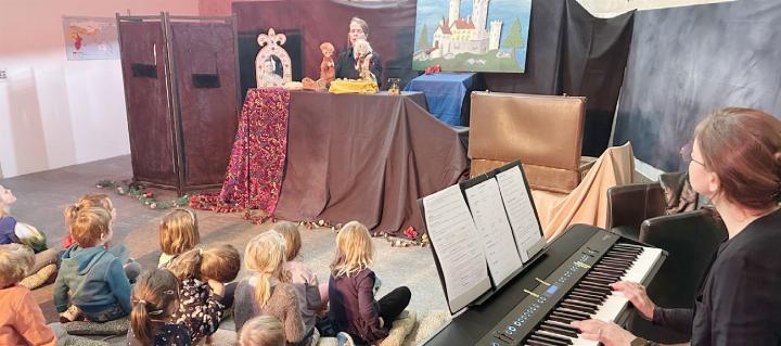 Iris Selby spielt «Dornröschen» in der Bibliothek, sie wird am Klavier begleitet von Katharina Pelikan. Foto: hhs