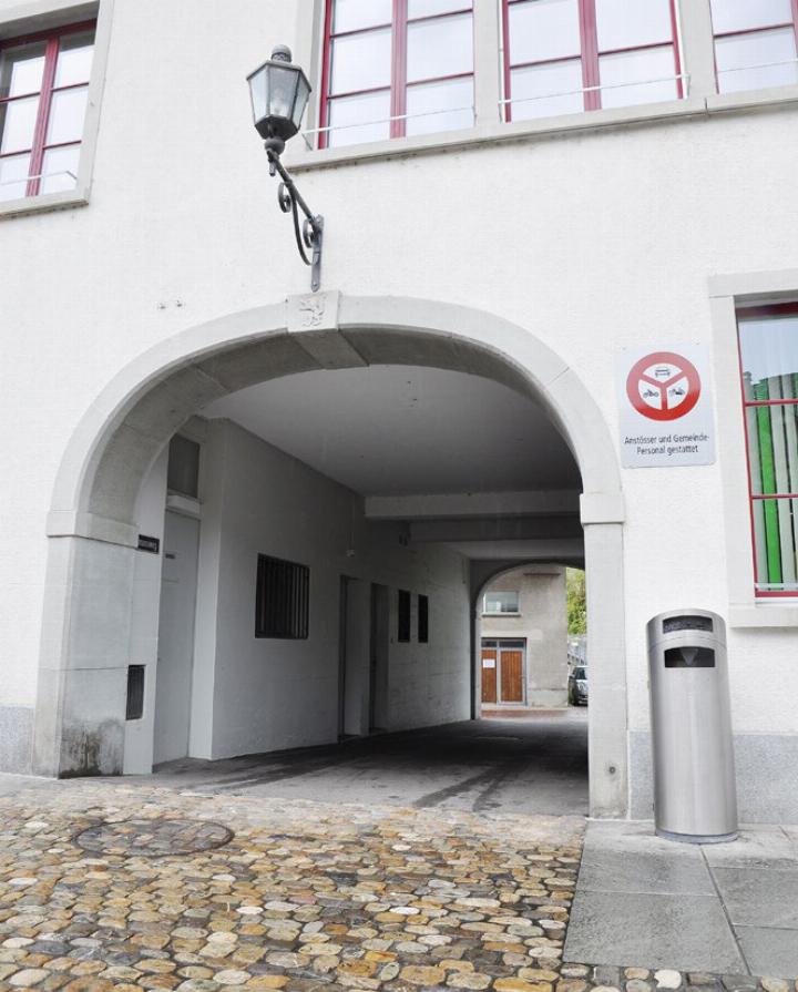 Wegen Vandalismus und Sachbeschädigung wird der Durchgang zwischen Rathaus und Reuss überwacht.