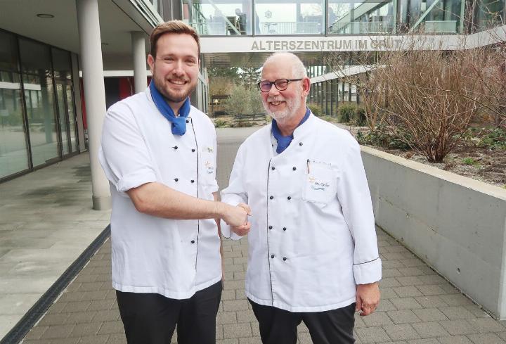 In einigen Wochen werden sie sich Adieu sagen: René Hauri (r.) wird am 31. März seinen letzten Arbeitstag im Arbeitszentrum Im Grüt haben und sein designierter Nachfolger Patrik Bolliger (l.) wird in seine grosse Fussstapfen treten. Hauri will erst einmal Ferien machen, wird aber bei Fragen weiterhin zur Verfügung stehen. Foto: mbe In einigen Wochen werden sie sich Adieu sagen: René Hauri (r.) wird am 31. März seinen letzten Arbeitstag im Arbeitszentrum Im Grüt haben und sein designierter Nachfolger Patrik Bolliger (l.) wird in seine grosse Fussstapfen treten. Hauri will erst einmal Ferien machen, wird aber bei Fragen weiterhin zur Verfügung stehen. Foto: mbe