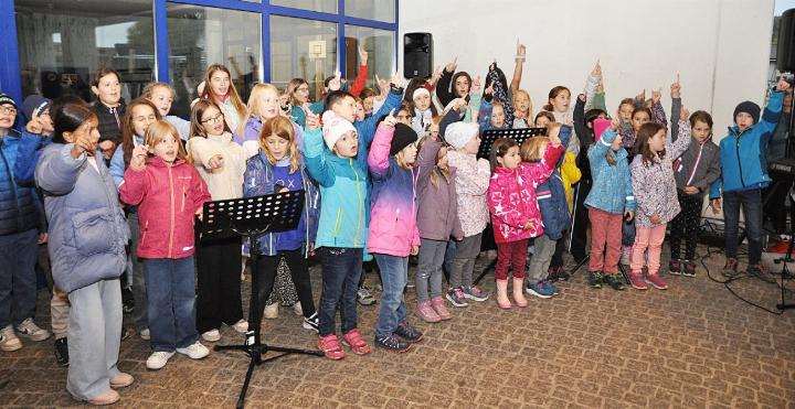 Der Schulchor brachte die zahlreichen Besucherinnen und Besucher vor der Besichtigung des Schulneubaus Lee - matten IV so richtig in Feierlaune. Klar, dass auch jede Menge Eltern zum Anlass kamen. Fotos: ml