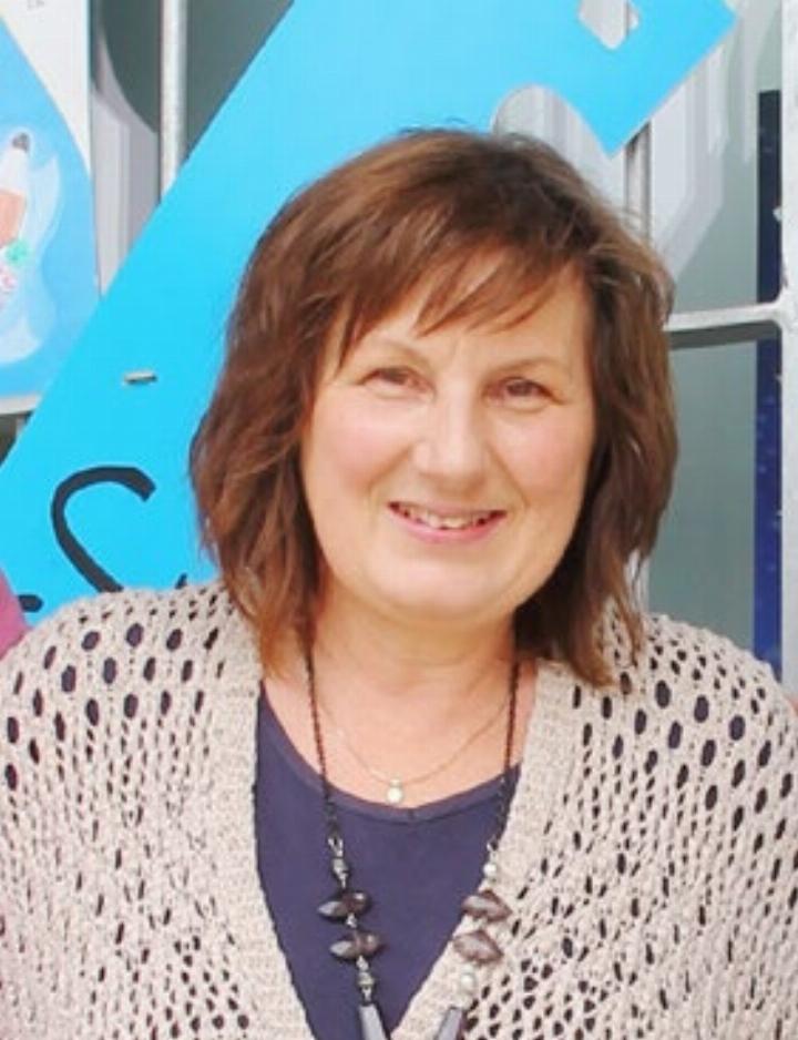 Seit ihrer Jugend schreibt Susanne Stranieri aus Mellingen Texte und Gedichte. 2017 veröffentlichte sie ihren Erstling «ein-mitten». Dank ihrem Hund lüftet sie täglich ihren Kopf und sortiert Gedanken. Ein Natel hat sie nie dabei, denn zu modernen Möglichkeiten pflegt sie eher ein kompliziertes Verhältnis, «aber eben».