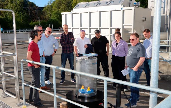 Bei den Führungen konnten Vertreter des Kantons und aus den Gemeinderäten die ARA besichtigen. Fotos: dg