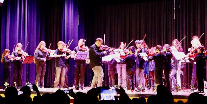 Rund 350 Musikschülerinnen und -schüler besuchen die Musikschule Rohrdorferberg. Einmal im Jahr zeigen einige am Jahreskonzert, was sie erlernt haben. Die Streicherklasse bestritt den Einstieg ins Konzert. Fotos: dg