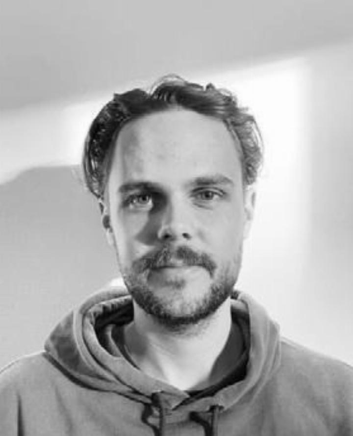 Niko Läderach studiert Philo-sophie und Germanistik an der Uni-versität Zürich, arbeitet als Assistenz im Kinder-garten und an Wochenenden im Sportcenter. Seine Freizeit verbringt er gerne draussen mit dem Hund, an der Reuss, aber auch mal ge-mütlich zu Hause bei einer Lektüre.