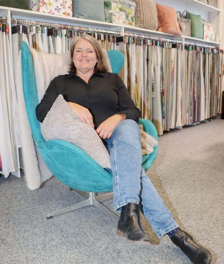 Diana Schmid bietet Farb- und Wohnberatung, Textil- und Vorhangberatung und auch Baubegleitung an. «Ich verfüge über viele Kontakte zu Handwerkern», sagt sie. Foto: dg Diana Schmid bietet Farb- und Wohnberatung, Textil- und Vorhangberatung und auch Baubegleitung an. «Ich verfüge über viele Kontakte zu Handwerkern», sagt sie. Foto: dg