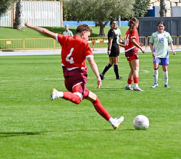 Andrea Jäggi (am Ball) beim ersten der beiden Spiele gegen Wales. Foto: zVg