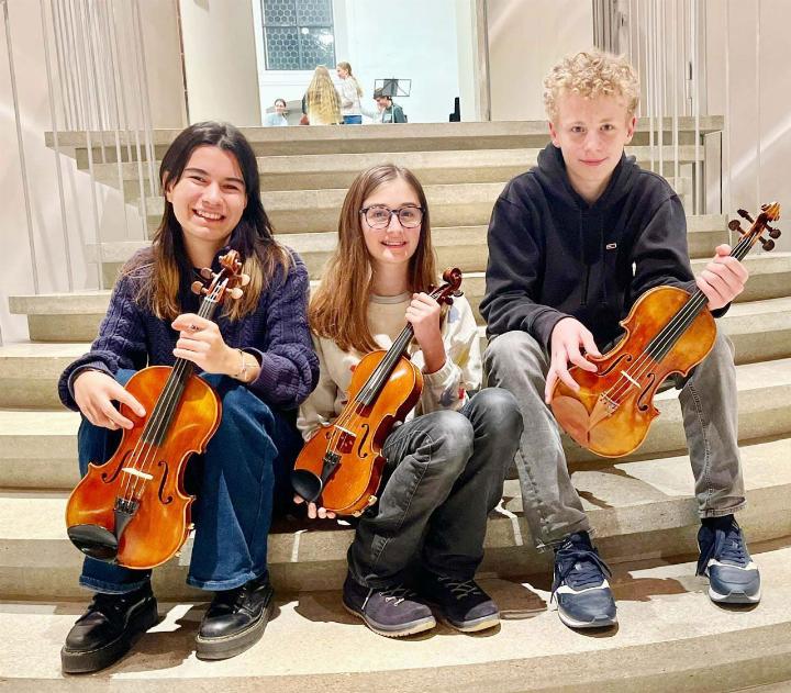 Sie musizieren mit Freude zusammen: Lynn Vanek, Anna Hufschmid und Niklaus Treyer (v. l.) mit ihren Instrumenten. Das Bild wurde anlässlich einer Probe aufgenommen. Foto: as