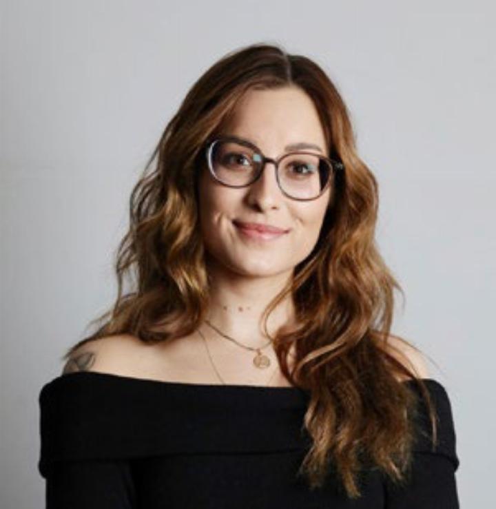 Mary Milanovic Jaksic absolvierte ihren Bachelor in Kommunika- tionswissen- schaften, Medien- forschung und Soziologie an der Uni- versität Zürich. Sie arbeitet beim Radio und spricht in ihrem Podcast offen über jedes Tabu-Thema. Wenn sie nicht gera- de am Gilmore-Girls Binge-Watchen ist, dann schreibt sie sicherlich ihren nächs- ten Poetry Slam und verarbeitet so alle Gedanken und Geschehnisse, in der Hoffnung, dass die Poesie schwere The- men einfacher zu denken gibt.