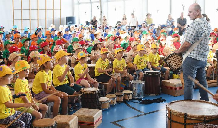 Der Eröffnungsevent in der Turnhalle mit dem auf Afro Percussion spezialisierten Musiklehrer Markus Maggiori.