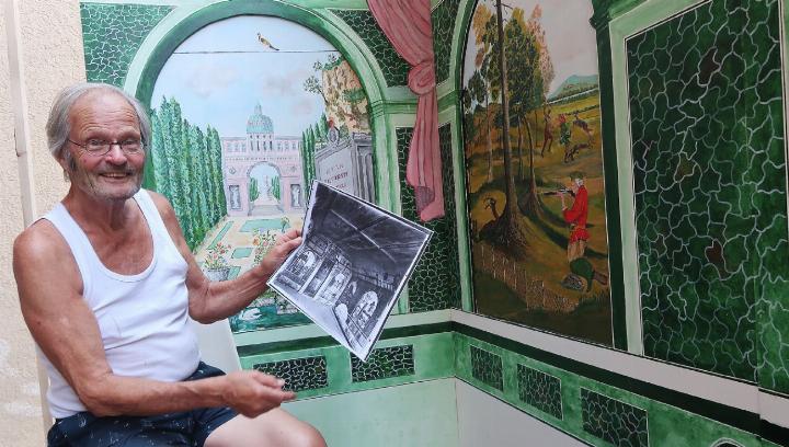Hubert Spörri hat einige der geschaffenen Tafelbilder des Sonnenbergszimmers für uns aufgestellt. 
 Foto: mbe Der Kunstschaffende und ehemalige Lehrer bei der Arbeit. 
Foto: zVg
