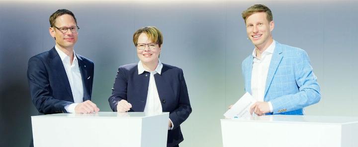 Silvan Hilfiker, Vorsitzender der Geschäftsleitung, VR-Präsidentin Marianne Wildi und Moderator Alain Röllin. Foto: zVg