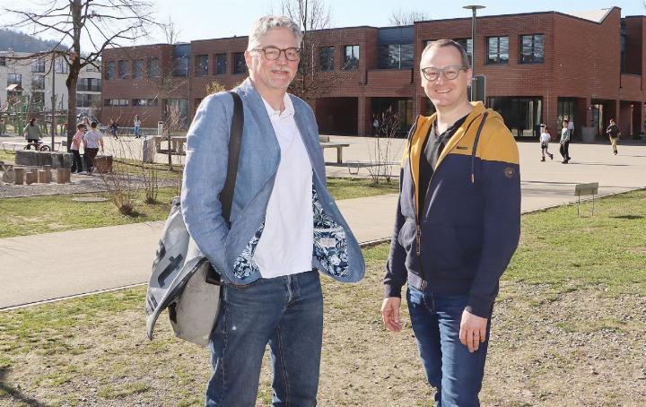 Simon Koller und Christoph Bhend (v. l.) vom OK-Team sind überzeugt: Das Jugendfest (Logo unten) wird unvergesslich. Fotos: dg/zVg