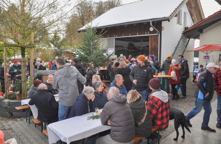 Die Festwirtschaft auf dem Agrino-Hof war das Zentrum des Vogelrüter Adventsmarktes. Darüber hinaus gab es entlang eines Rundganges 18 Stände mit Hausgemachtem aus Vogelrüti sowie handwerklichen Produkten. Fotos: ml