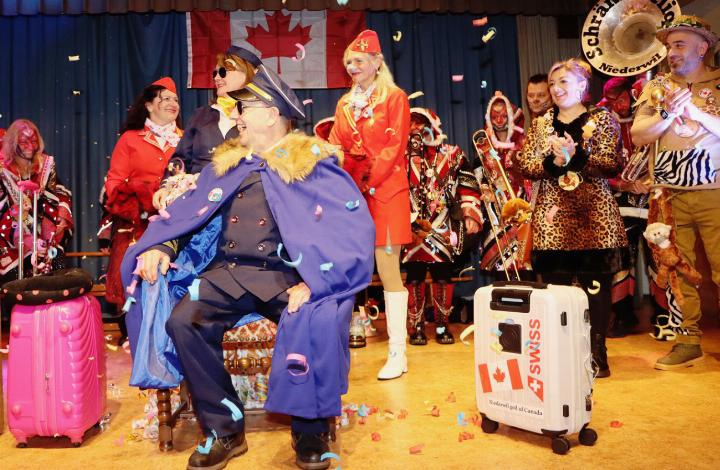 Rolf Mettier ist der neue Ehrenschränzer. Er ist mit seiner Crew startbereit für die Niederwiler Fasnacht. Foto: dg