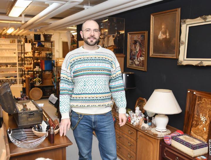 Nico Baumann freut sich über die rege Kundschaft. Sie findet ihren Weg in die neue Brockenstube – trotz versteckter Lage. Fotos: leh