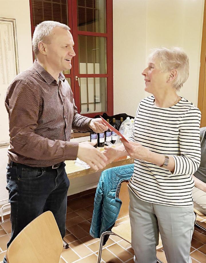 Mitte-Präsident Bernhard Guhl dankt der zurückgetretenen Oberrohrdorfer Gemeinderätin und Frau Vizeammann Monika Locher. Foto: zVg
