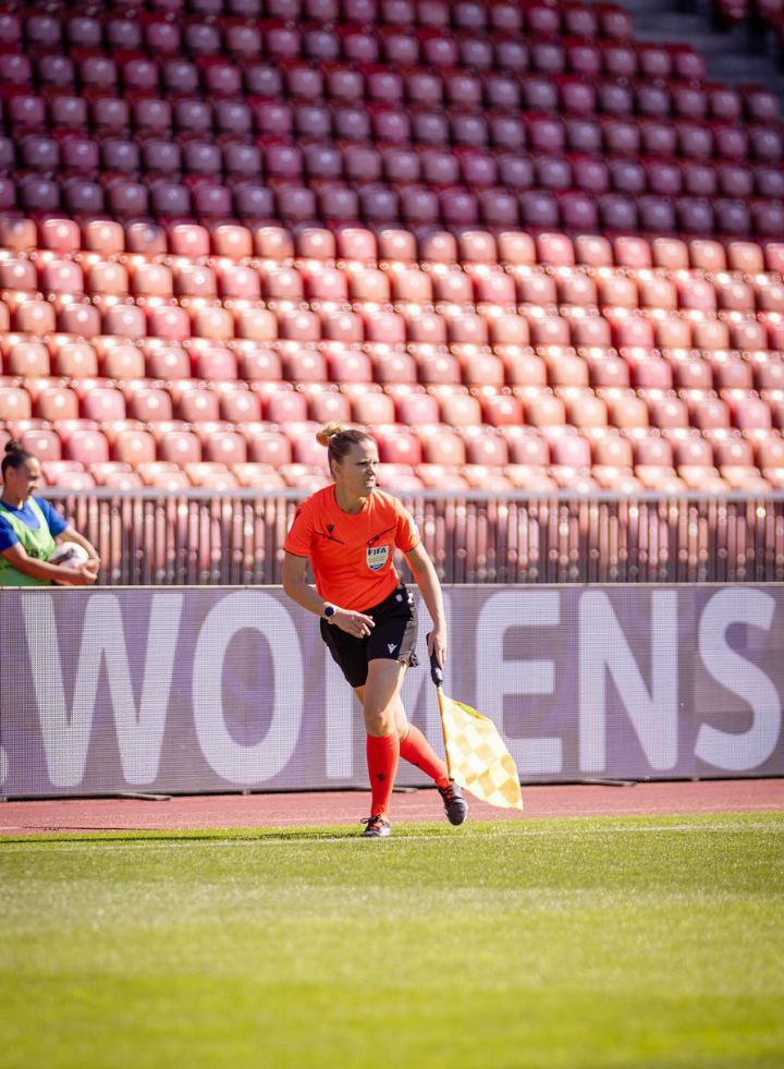 Belinda Pierre-Brem im Einsatz als Schiedsrichter-Assistentin. Foto: zVg