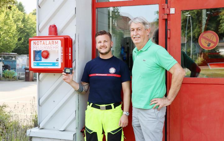 Feuerwehrkommandant Patrick Isler (l.) und Gemeindeammann Peter Huber (r.) vor der neu installierten Notfallbox beim Feuerwehrmagazin. Der Alarm wird auf die Pager der Feuerwehrleute weitergeleitet. Foto: dg