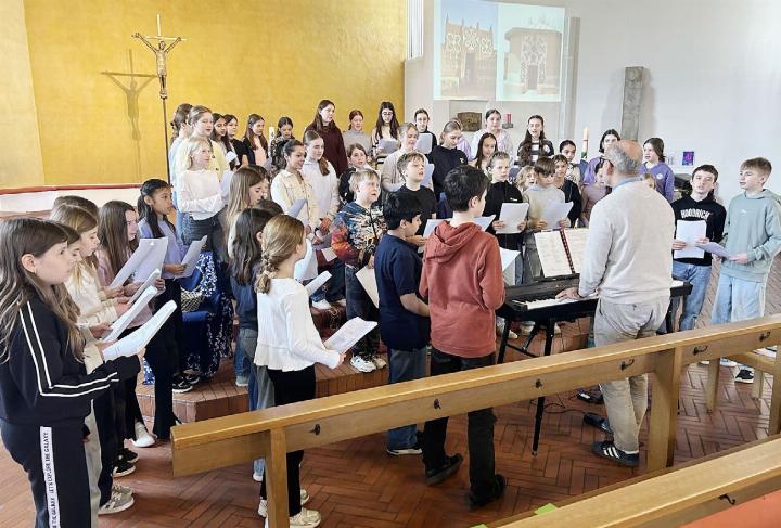 Der Mittelstufenchor Künten unter der Leitung von Marc Halter singt mehrere Lieder zum Weltgebetstag.