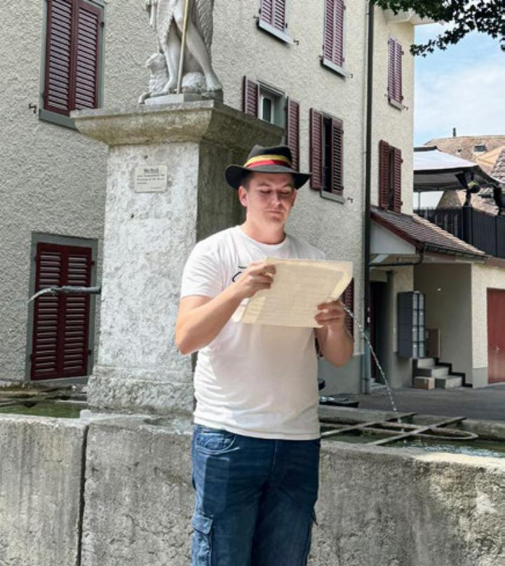 Gautschmeister Raphael Riedo waltet seines Amtes.