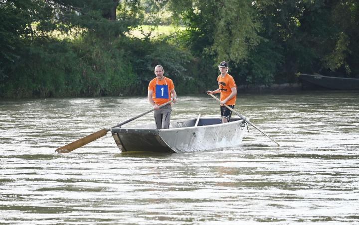 An der Schlussfahrt, dem Saisonschlussanlass im September, trafen sich die Pontoniere noch einmal auf der Reuss. Auf dem Bild vorne Michael Höhn, hinten Pascal Studer. Fotos: sl