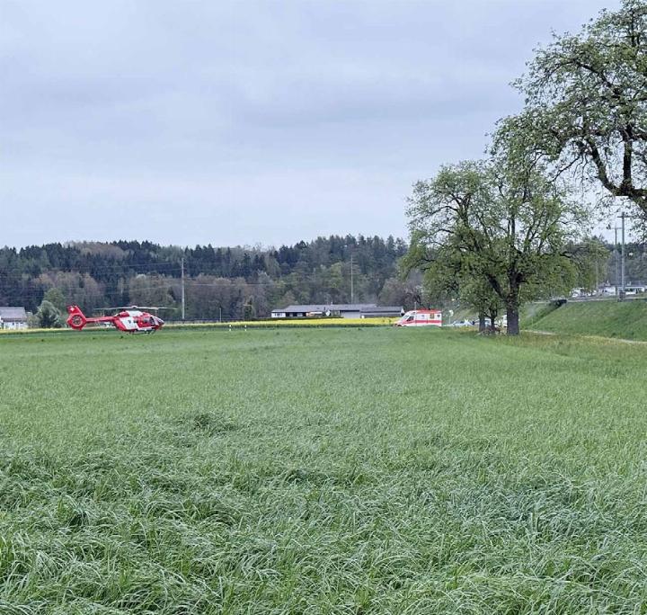 Bei einem Verkehrsunfall wurde ein junger E-Scooter-Fahrer schwer verletzt und mit dem Helikopter ins Kinderspital geflogen. Leserbild: Marco Bunzel