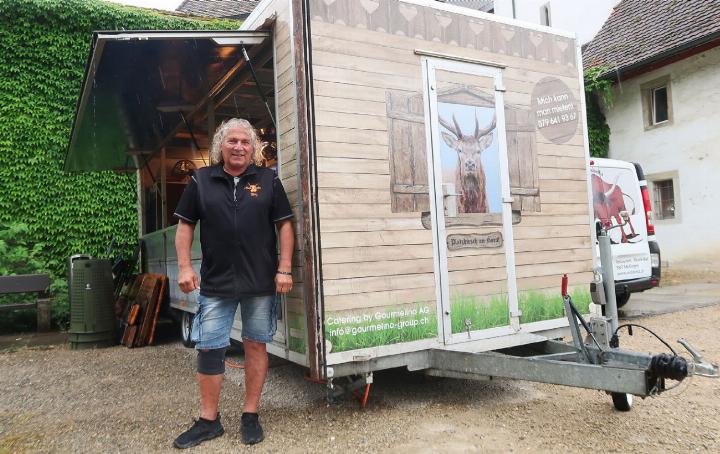 «Andalusia»-Wirt Daniel Schmid vor der «Buvette» auf dem Platz der Pontoniere, hinten die Stadtmauer. Foto: mbe