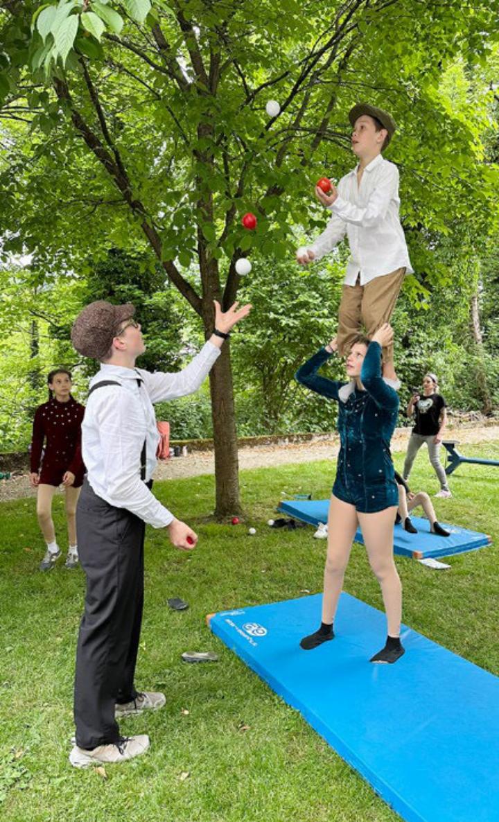 Artistinnen und Artisten des Jugendzirkus Arabas Cirque Jeunesse zeigten beeindruckende Darbietungen beim Aargausichen Lions-Treffen. Der Lions-Club Baden-Heitersberg unterstütz den Jugendzirkus seit Jahren. Fotos: zVg