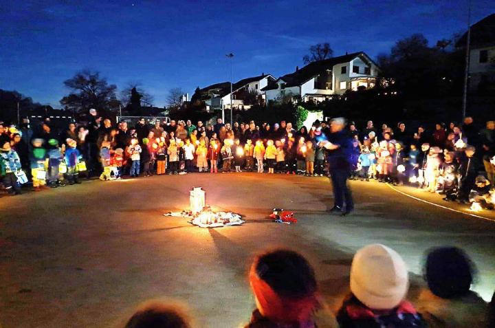 Die Künter Kinder am grossen Kreis auf dem Schulhausplatz. Foto: zVg