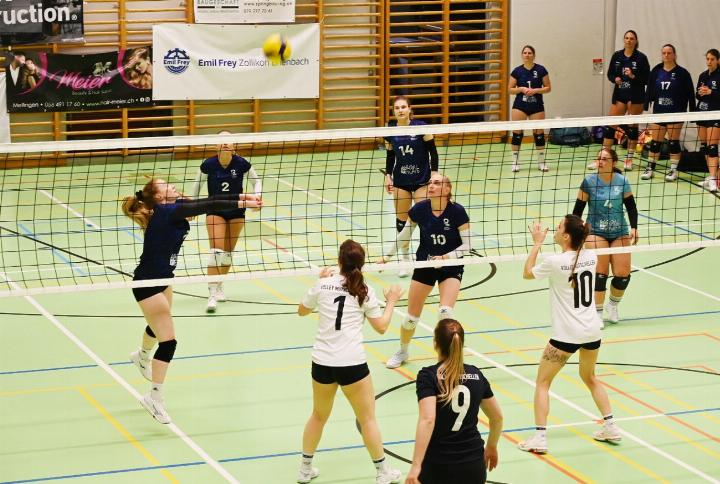 Das Frauen 1-Team von Volley Reusstal (am Ball) tat sich gegen Mutschellen schwer und verlor 1:3. Foto: sl