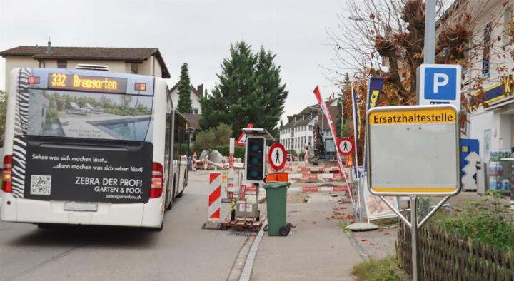Die Bauarbeiten für den barrierefreien Ausbau der beiden Bushaltestellen in der Dorfmitte sind seit dem 8. September in Gange. Fotos: dg