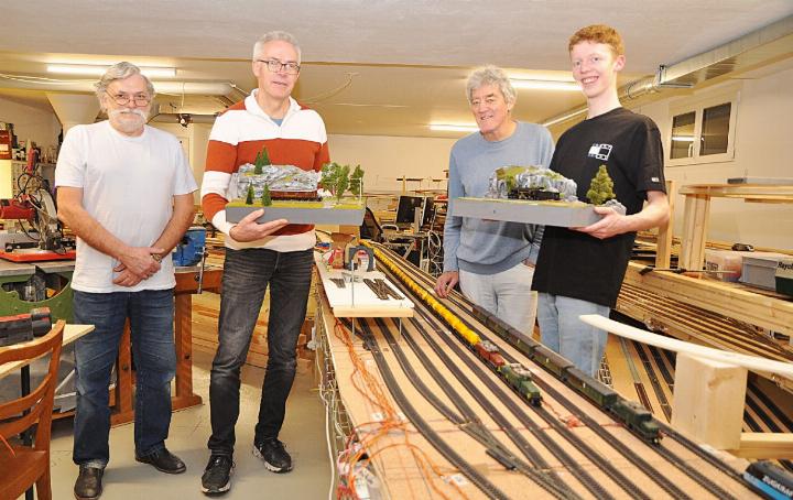 Im Keller eines Mehrfamilienhauses am Tägerigerweg baut der Modellbahnverein Mellingen (MVM) eine riesige Anlage mit 800 Metern Gleisen. Einst soll hier eine Schweizer Landschaft «en miniature» entstehen. Vier der «ange fressenen» Modellbauer: Werner Schaffner, Stefan Dietemann, Urs Weber und Ivan Eschmann (v. l.). Fotos: ml