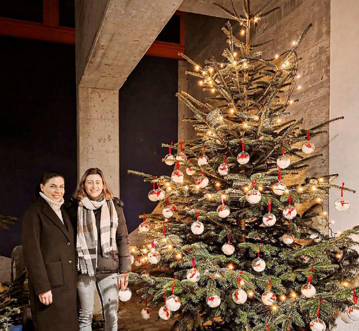 Katechetin Katarina Petrovska (l.) und Jugend-Seelsorgerin Silvana Gasic (r.) haben den «Baum der Nächstenliebe» mit Wunschkugeln geschmückt. Foto: zVg