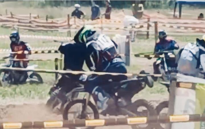 Leicht unscharf. Eine Sequenz aus einem Video, das dem «Reussbote» zugespielt worden ist. In der Mitte Christian Strebel aus Birrhard, der Fischer (r.) ins Hinterrad gefahren ist. Fischer fiel deshalb aus. Strebel konnte weiterfahren und noch den 3. Rang ergattern. Hinten in Schwarz enteilt Marco Abt, der das Rennen gewann. Foto: bg