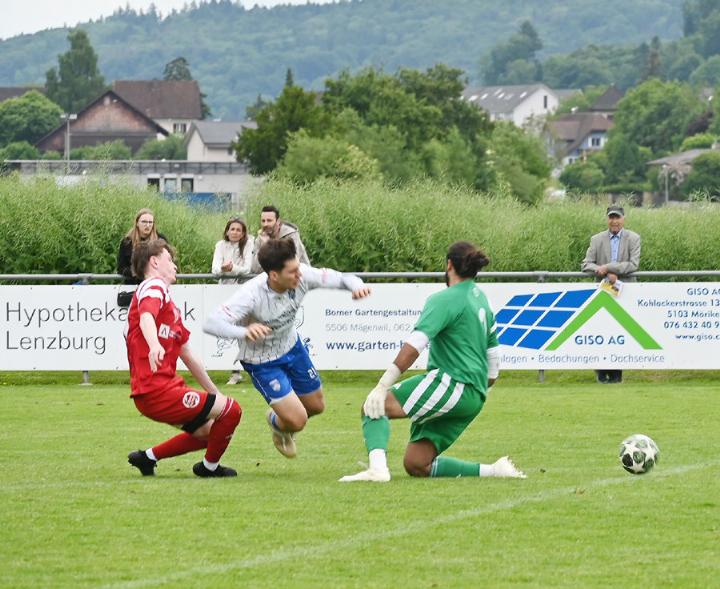 Simone Buccarello (m.) erzielt das erste von zwei Othmarsinger Toren. Foto: sl