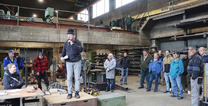 Gantrufer Bruno Furrer bot mit Hut das Inventar der Schlosserei feil. Viele Kauffreudige waren vor Ort. Fotos: dg