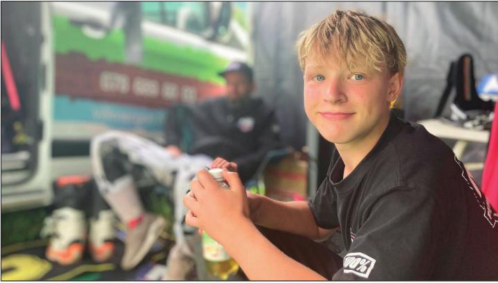 Das Foto zeigt Sam Mettler kurz vor dem Rennen in Giswil, bei dem er sich den Knöchel brach.