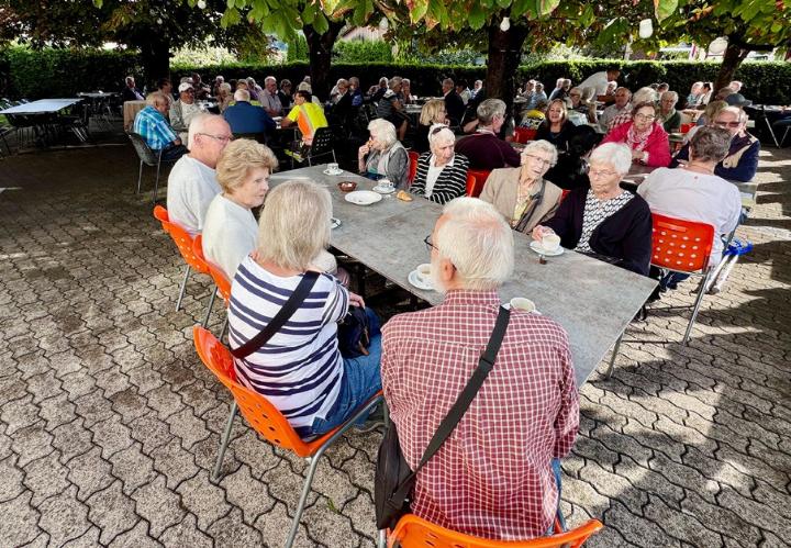 Halt zu Kaffee und Gipfeli im Restaurant Kreuz in Kaiserstuhl. Fotos: zVg