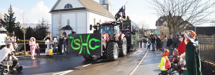 Wie immer führte der Wagen der Sprützehüsli–Clique den Umzug durch das Dorf an. Schon seit 1981 organisiert die Clique die Kinderfasnacht in Tägerig. Fotos: ml