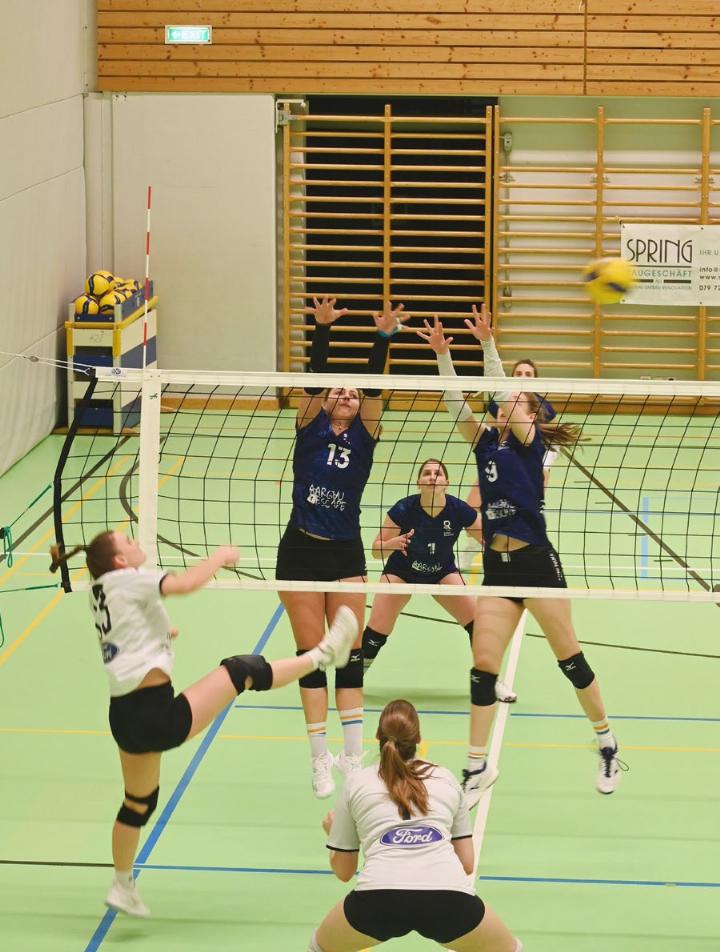 Der Cup-Achtelfinal gegen Olten (im Vordergrund) war ein engagiertes und zeitweise unkonventionelles Spiel mit dem besseren Ende für Reusstal. Foto: sl