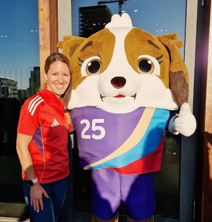 Belinda Pierre mit Euro-Maskottchen Maddli im Zürcher Letzigrund-Stadion. Fotos: zVg