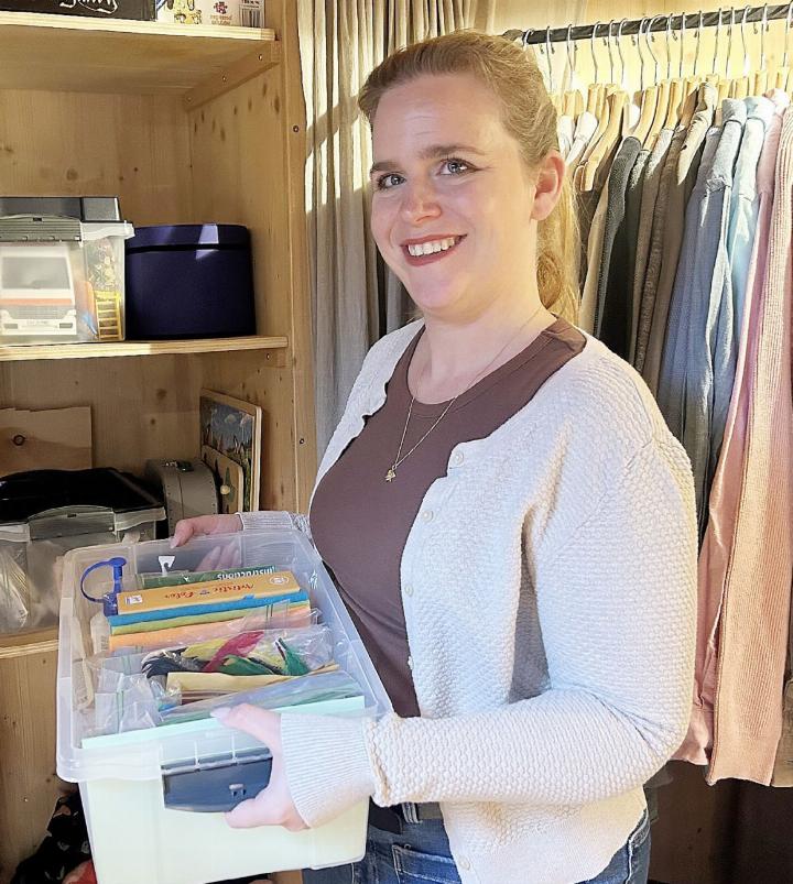 Corinne Zehnder ist «Ordnungscoach». Sie räumt auf, um den Überblick über ihre Sachen zu behalten. Fotos: hhs