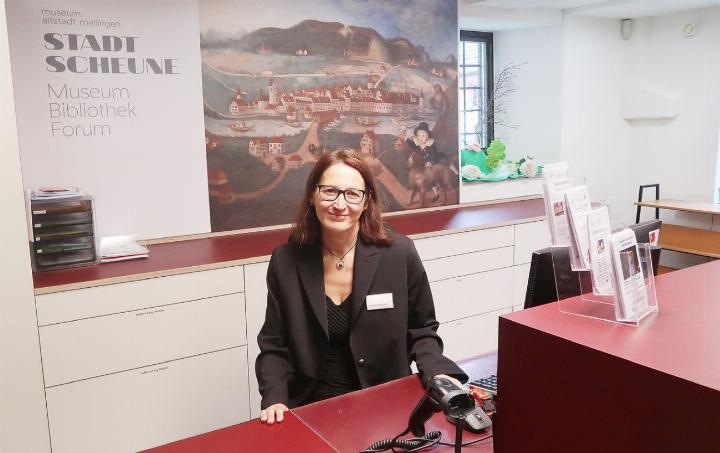 Die neue Leiterin der Stadtscheune, Yvonne Fischer, am Empfang, der zugleich Bibliotheks-Theke ist. Hier holt man Bücher und gibt sie zurück. Foto: mbe
