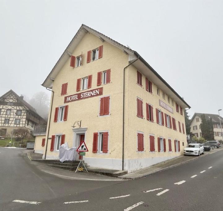 Das ehemalige Hotel Sternen soll umgenutzt werden. Der Eigentümer plant acht Wohnungen in diesem Gebäude im Dorfzentrum. Foto: hhs